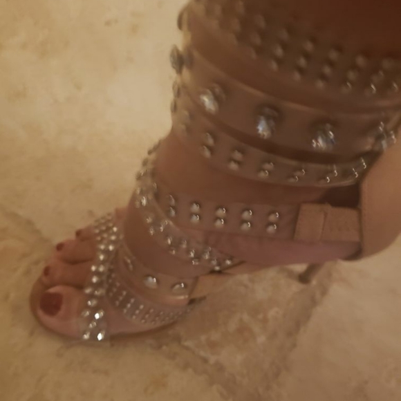 Womens shoes sz 6.5 clear rhinestones and tan - Picture 3 of 3